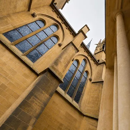Le Jeanne D'arc Proche Cathedrale De Daire *